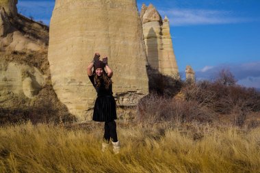 Paskalya günü tavşan kulağı takan şirin bir çocuk. Boyanmış yumurtalarla dolu sepeti tutan kız..