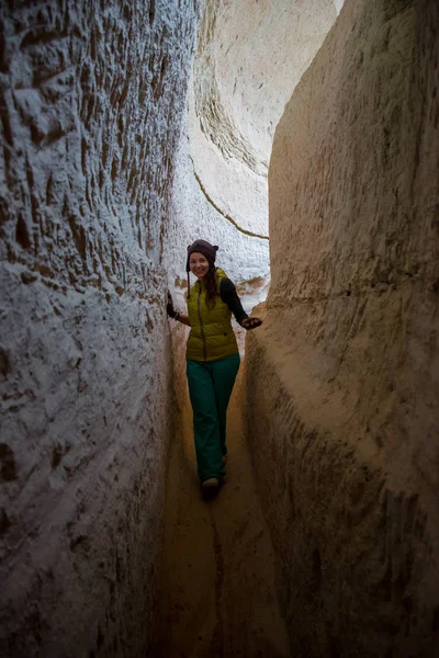 Mujer joven en el cañón rojo cerca de Mui Ne, al sur de Vietnam . — Foto de Stock