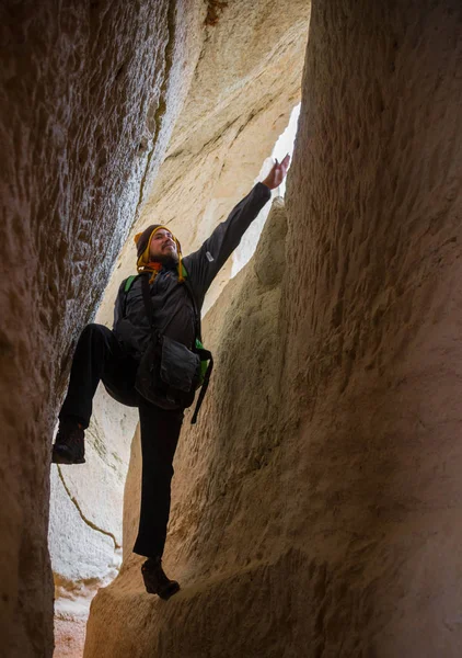 Glyufrafoss şelale gorge Dağları nın içinde. Turistik cazibe İzlanda. Adam turist mavi ceket ve daimi bir taş ve düşen su akışını bakar. Doğada Güzellik — Stok fotoğraf