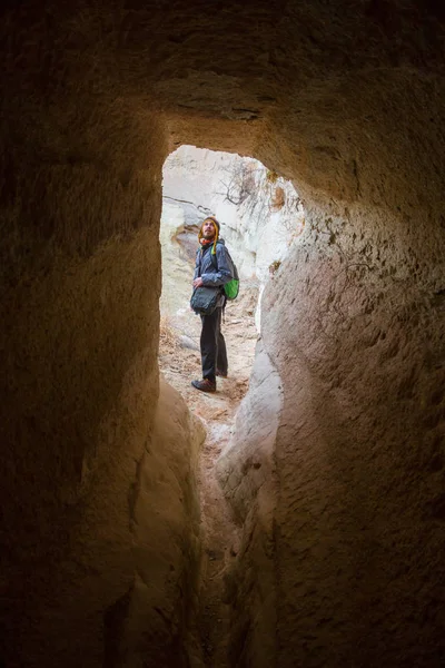 Glyufrafoss şelale gorge Dağları nın içinde. Turistik cazibe İzlanda. Adam turist mavi ceket ve daimi bir taş ve düşen su akışını bakar. Doğada Güzellik