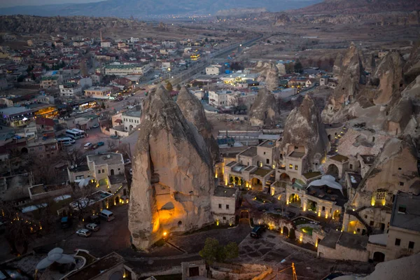 Scène nocturne du château d'Uchisar en Cappadoce. Vue éclairée du célèbre village d'Uchisar, district de la province de Nevsehir dans la région d'Anatolie centrale en Turquie, Asie . — Photo