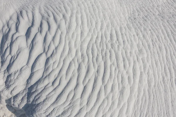 Pumukkale detail, The enchanting pools of Pamukkale in Turkey. Pamukkale contains hot springs and travertines, terraces of carbonate minerals left by the flowing water. — Stock Photo, Image