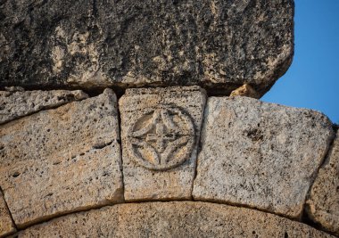 Kalesi, antik Corinth, Peloponnese, Yunanistan arkada Appollo Tapınağı kalıntıları
