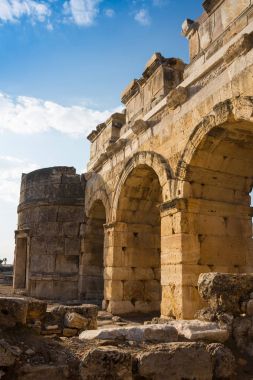 Kalesi, antik Corinth, Peloponnese, Yunanistan arkada Appollo Tapınağı kalıntıları