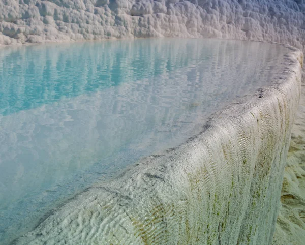 The enchanting pools of Pamukkale in Turkey. Pamukkale contains hot springs and travertines, terraces of carbonate minerals left by the flowing water. The site is a UNESCO World Heritage Site. — Stock Photo, Image