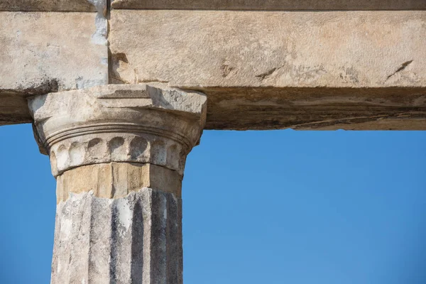 Ordem iônica, coluna na antiga Olímpia — Fotografia de Stock