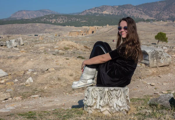 Beautiful Greek young girl holding an ancient vessel in ancient theatre of Thassos island, Greece — Stock Photo, Image