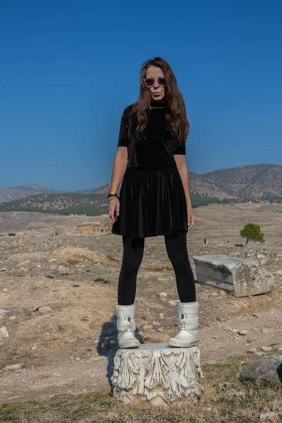 Hermosa joven griega sosteniendo un antiguo recipiente en el antiguo teatro de la isla de Tasos, Grecia — Foto de Stock