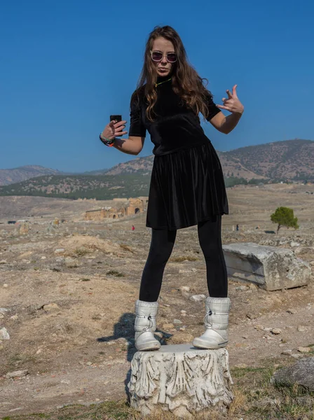 Bella ragazza greca che tiene un antico vaso nell'antico teatro dell'isola di Taso, Grecia — Foto Stock