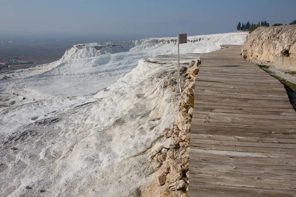 Okouzlující bazén Pamukkale v Turecku. Pamukkale obsahuje travertines, terasy uhličitan minerály zanechaly tekoucí vody a termální prameny. Web je na seznamu světového dědictví UNESCO. — Stock fotografie