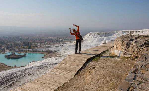 Woman walking on the terraces at Pamukkale. It cotton castle in Turkish and is natural site — Stock Photo, Image