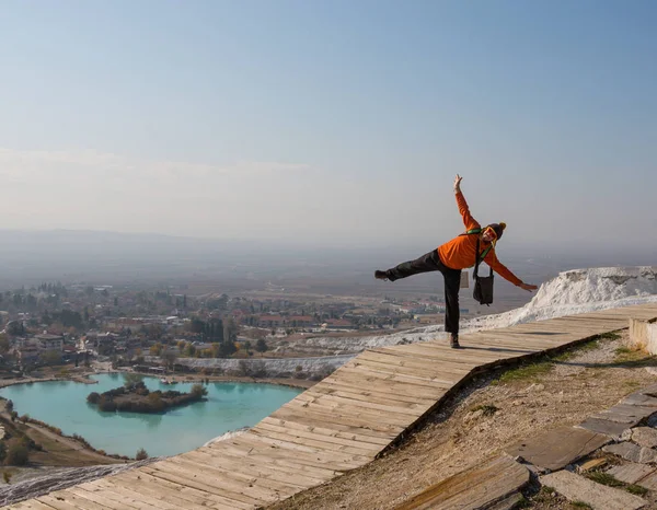 Woman walking on the terraces at Pamukkale. It cotton castle in Turkish and is natural site — Stock Photo, Image