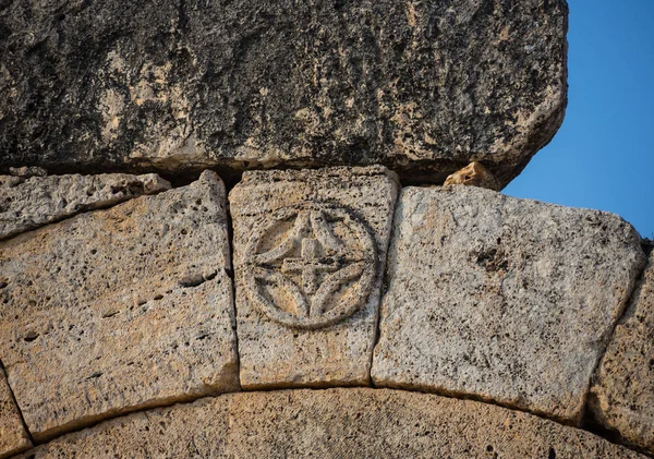 Ruínas do templo de Appollo com fortaleza nas costas em Corinto antigo, Peloponeso, Grécia — Fotografia de Stock