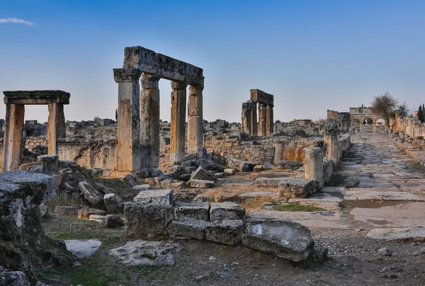 Kalesi, antik Corinth, Peloponnese, Yunanistan arkada Appollo Tapınağı kalıntıları — Stok fotoğraf