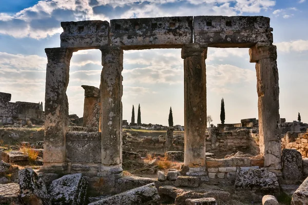 Ruínas do templo de Appollo com fortaleza nas costas em Corinto antigo, Peloponeso, Grécia — Fotografia de Stock