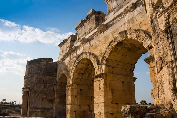 Kalesi, antik Corinth, Peloponnese, Yunanistan arkada Appollo Tapınağı kalıntıları — Stok fotoğraf