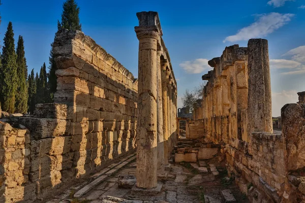 Kalesi, antik Corinth, Peloponnese, Yunanistan arkada Appollo Tapınağı kalıntıları — Stok fotoğraf