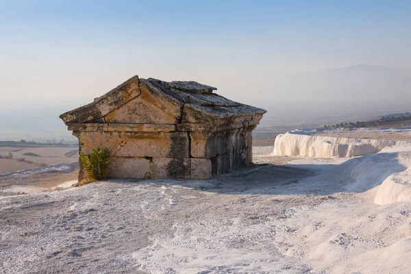 Hierapolis starožitný hrobka v Pamukkale, Denizli, Turecko — Stock fotografie