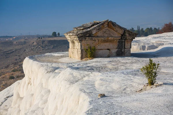 Hierapolis starožitný hrobka v Pamukkale, Denizli, Turecko — Stock fotografie