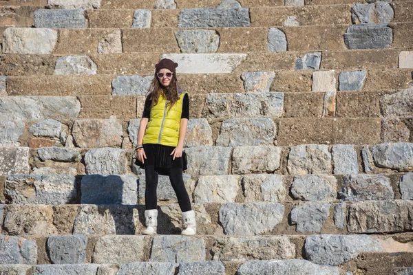 Woman in yellow dress in a sunglasses, Amphitheatre outdoor — Stock Photo, Image