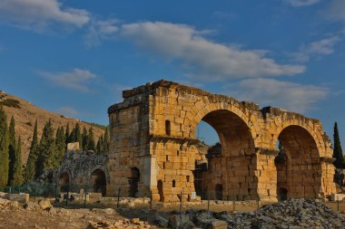 Kalesi, antik Corinth, Peloponnese, Yunanistan arkada Appollo Tapınağı kalıntıları