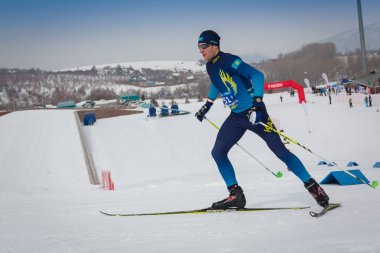 Kazakistan, Almaty - 25 Şubat 2018: Amatör Kayak yarışmaları Arba Kayak Fest 2018. Cumhuriyet tüm katılımcıların yarışmalar için yarıştı ve madalya için rekabet