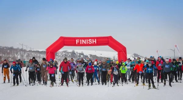 KAZAKHSTAN, ALMATIA - 25 DE FEBRERO DE 2018: Concursos de esquí de fondo amateur del festival de esquí ARBA 2018. Participantes de toda la república compitieron por concursos y por medallas . — Foto de Stock