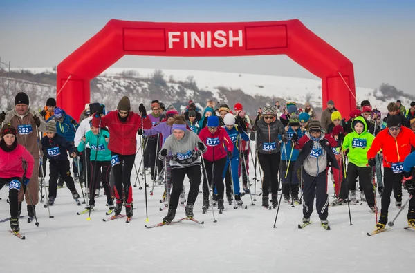 KAZAKHSTAN, ALMATIA - 25 DE FEBRERO DE 2018: Concursos de esquí de fondo amateur del festival de esquí ARBA 2018. Participantes de toda la república compitieron por concursos y por medallas . — Foto de Stock