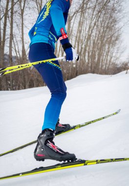 Kazakistan, Almaty - 25 Şubat 2018: Amatör Kayak yarışmaları Arba Kayak Fest 2018. Cumhuriyet tüm katılımcıların yarışmalar için yarıştı ve madalya için rekabet.