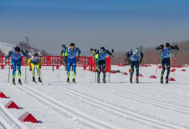Kazakistan, Almaty - 25 Şubat 2018: Amatör Kayak yarışmaları Arba Kayak Fest 2018. Cumhuriyet tüm katılımcıların yarışmalar için yarıştı ve madalya için rekabet.