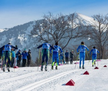 Kazakistan, Almaty - 25 Şubat 2018: Amatör Kayak yarışmaları Arba Kayak Fest 2018. Cumhuriyet tüm katılımcıların yarışmalar için yarıştı ve madalya için rekabet.