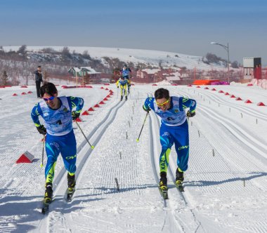 Kazakistan, Almaty - 25 Şubat 2018: Amatör Kayak yarışmaları Arba Kayak Fest 2018. Cumhuriyet tüm katılımcıların yarışmalar için yarıştı ve madalya için rekabet.