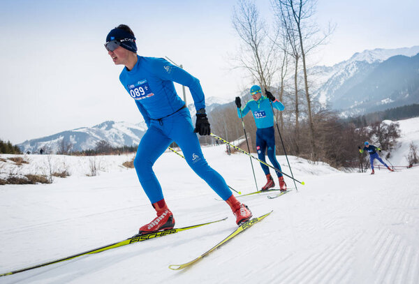 КАЗАХСТАН, АЛМАТЫ - 25 февраля 2018 года: Любительские соревнования по лыжным гонкам на горнолыжном фестивале АРБА 2018. Участники со всей республики соревновались за медали и медали
.
