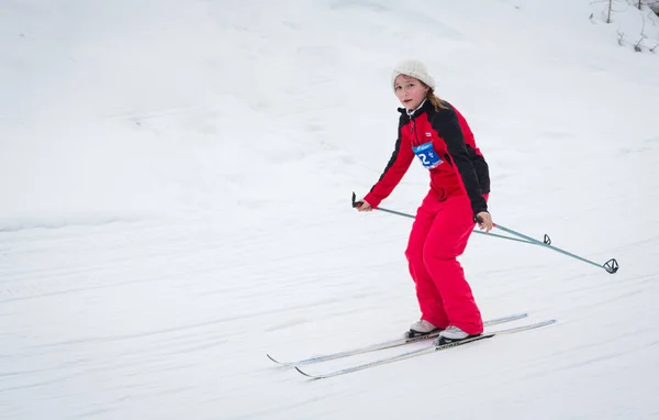 Kazakistan, Almaty - 25 Şubat 2018: Amatör Kayak yarışmaları Arba Kayak Fest 2018. Cumhuriyet tüm katılımcıların yarışmalar için yarıştı ve madalya için rekabet. Genç — Stok fotoğraf