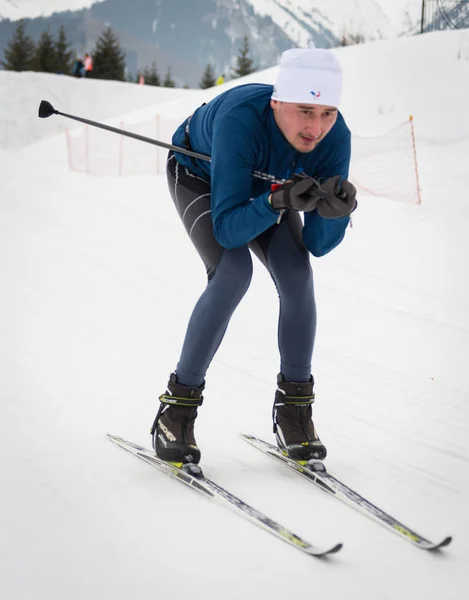 KAZAKHSTAN, ALMATY - 25 FEBBRAIO 2018: Concorsi amatoriali di sci di fondo dell'ARBA ski fest 2018. Partecipanti provenienti da tutta la repubblica hanno gareggiato per competizioni e competono per medaglie — Foto Stock