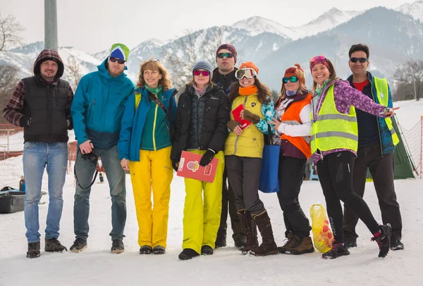 Kazakistan, Almaty - 25 Şubat 2018: Amatör Kayak yarışmaları Arba Kayak Fest 2018. Cumhuriyet tüm katılımcıların yarışmalar için yarıştı ve madalya için rekabet. — Stok fotoğraf