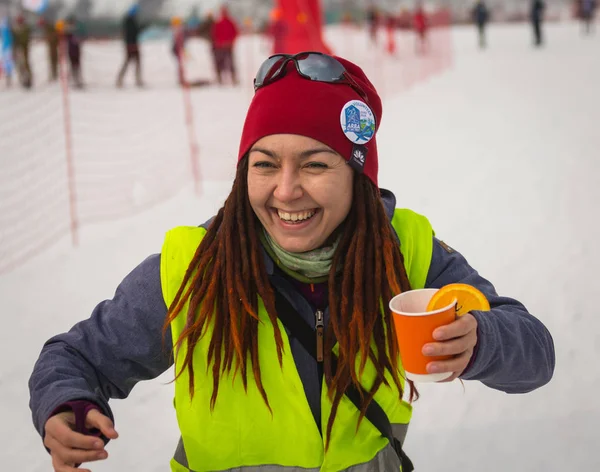 Kazakistan, Almaty - 25 Şubat 2018: Amatör Kayak yarışmaları Arba Kayak Fest 2018. Cumhuriyet tüm katılımcıların yarışmalar için yarıştı ve madalya için rekabet. şirin — Stok fotoğraf
