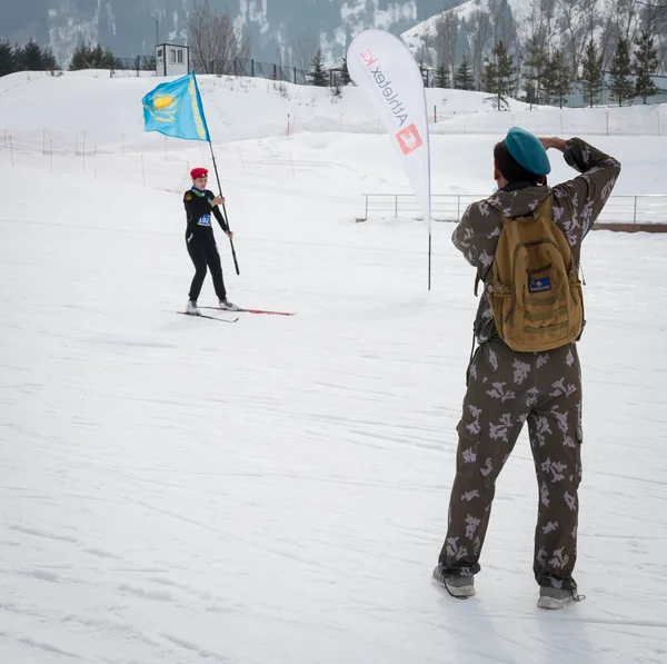 Kazakistan, Almaty - 25 Şubat 2018: Amatör Kayak yarışmaları Arba Kayak Fest 2018. Cumhuriyet tüm katılımcıların yarışmalar için yarıştı ve madalya için rekabet. — Stok fotoğraf