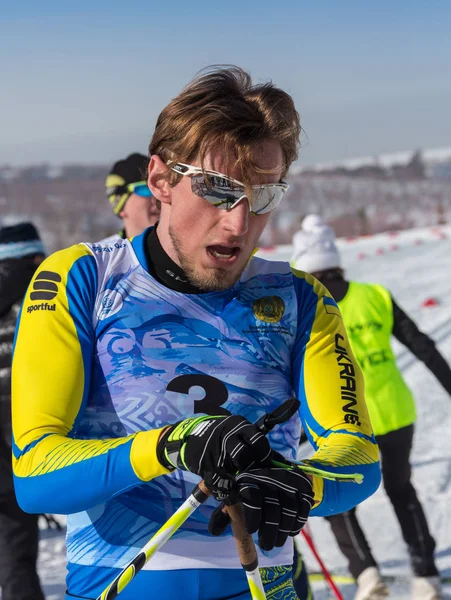 Kasachstan, Almaty - 25. Februar 2018: Amateur-Langlaufwettbewerbe des arba ski fest 2018. Teilnehmer aus der ganzen Republik wetteiferten um Wettkämpfe und Medaillen. — Stockfoto