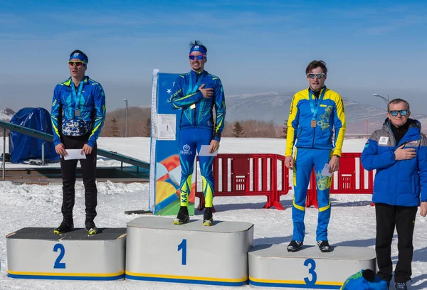 KAZAKHSTAN, ALMATY - FEBRUARY 25, 2018: Amateur cross-country skiing competitions of ARBA ski fest 2018. Participants from all over the republic competed for competitions and compete for medals. Gold — Stock Photo, Image