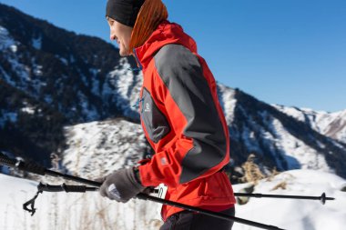 Almatı, Kazakistan - 09 Nisan 2017: Amatör yarışmalar - dağ yarı maraton, Almatı, Yunat göller üzerinde eteklerinde. . Dağlar ile kışın koşan atlet adam