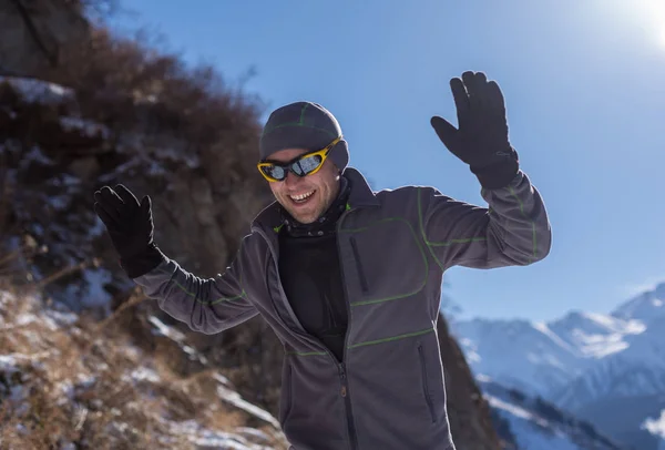 ALMATY, KAZAKHSTAN - 09 APRILE 2017: Concorsi amatoriali - Mezza maratona di montagna, ai piedi di Almaty, sui laghi di Yunat. .Athlete uomo in esecuzione con le montagne in inverno — Foto Stock