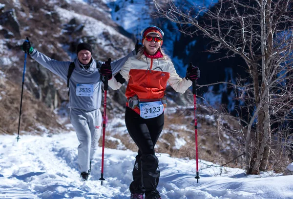 ALMATY, KAZAKHSTAN - 09 DE ABRIL DE 2017: Competiciones de aficionados - Media maratón de montaña, en las estribaciones de Almaty, en los lagos de Yunat. Grupo de personas corriendo en invierno — Foto de Stock