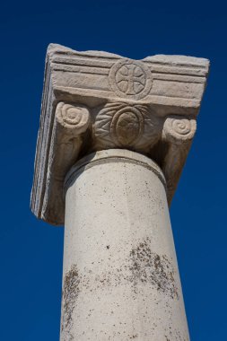 Efes, Selçuk, Izmir, Türkiye, güzel mavi gökyüzü kalıntıları Roma ayağı üzerinde göster