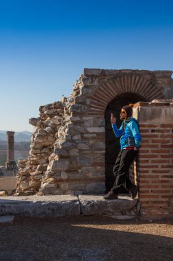 Nyc Augustus Gate Ephesus ark altında oturuyor Beyzbol şapkalı adam onur İmparator Augustus ve ailesi için inşa edilmiştir. Türkiye'de artık