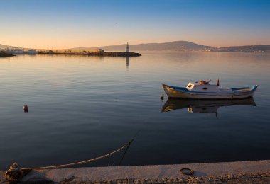 muhteşem bir günbatımı bir kayığın saatler