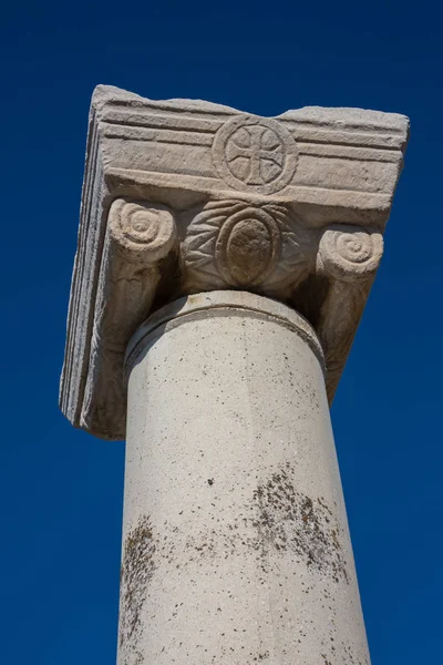 Vista sobre os pilares romanos nas ruínas de Éfeso, Selcuk, Izmir, Turquia, belo céu azul — Fotografia de Stock