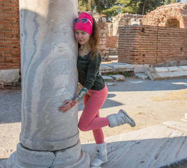 Hermosa joven griega sosteniendo un antiguo recipiente en el antiguo teatro de la isla de Tasos, Grecia — Foto de Stock