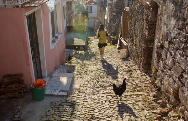 Mujer turista viajar en sombrero de sol y gafas en las vacaciones de verano caminando en la ciudad vieja Alacati, Cesme, Turquía Primer plano retrato, cara divertida — Foto de Stock