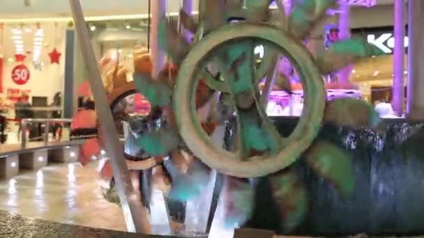 Rotação do sistema de engrenagens em um moinho de água decorativo — Vídeo de Stock